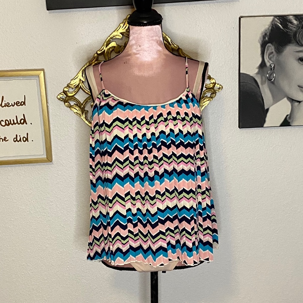 Pleated swing top